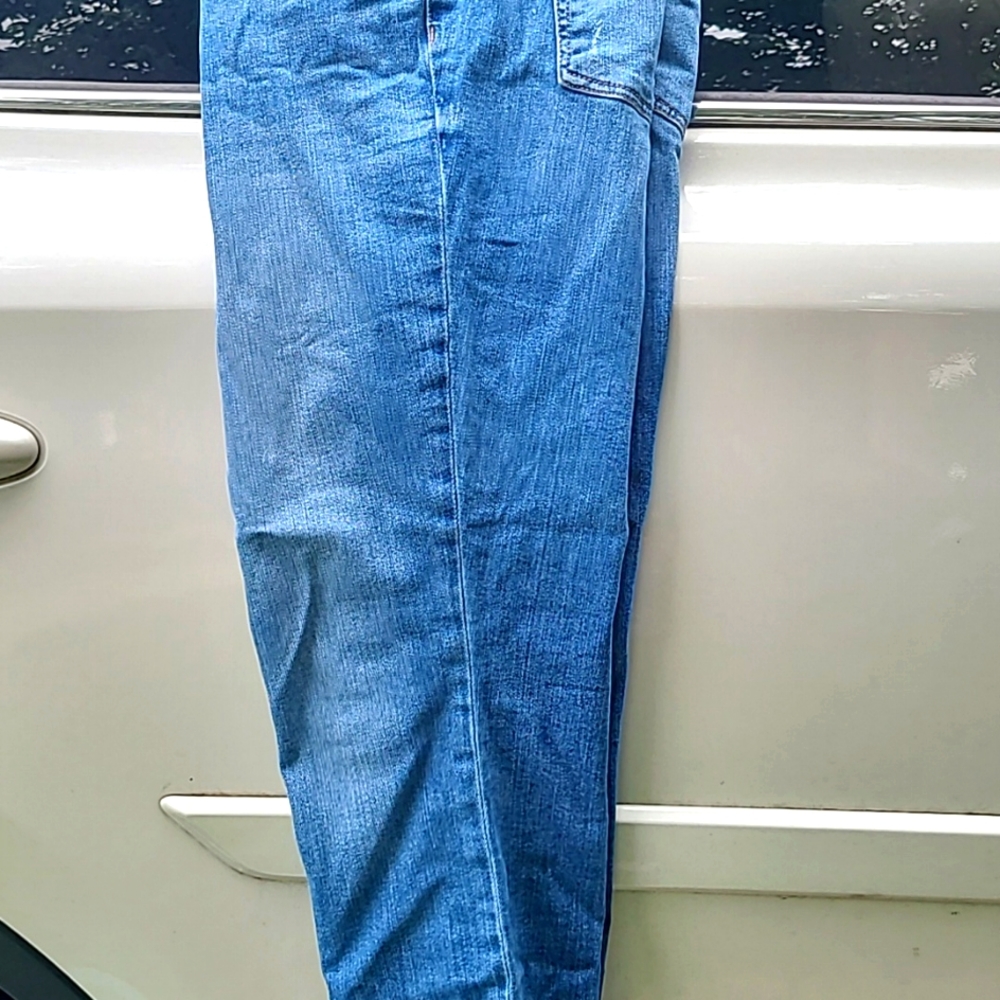 Light wash skinny jean